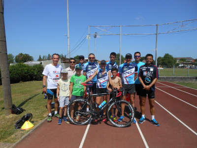Fin de séance et remise des tenues pour nos triathlètes ce samedi 17 mai 2017