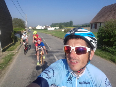 Armand, Jean, Samuel et François en Vélo