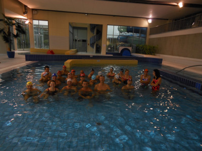photo de groupe au centre nautique de Moreuil,durant le stage de triathlon de ce week-end à Montdidi