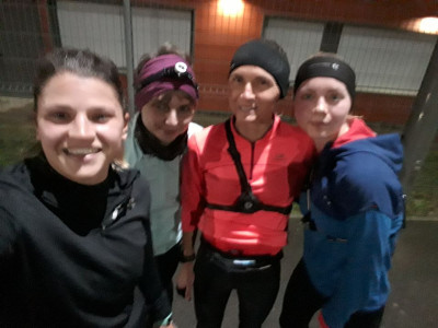 Nos courageuses triathlètes , à l'entraînement ce lundi soir,avant veille de Noël.
