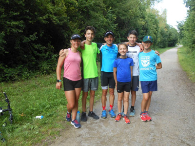 L'école de triathlon et "leur mentor".